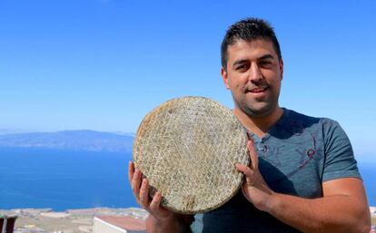 ALBERTO CON UNA RUEDA DE QUESO DE LARGA CURACIÓN / CAPEL