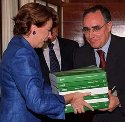 Magdalena ?lvarez entrega al presidente del Parlamento, Javier Torres Vela, los tomos del presupuesto.