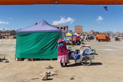 Junto al de Mónica hay otra docena de establecimientos al aire libre que venden helados y empanadillas a los conductores que circulan por la avenida principal. 