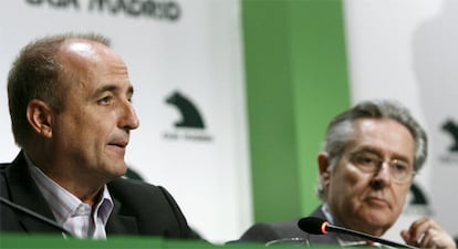 El ministro de Industria, Miguel Sebastián, acompañado del presidente de Caja Madrid, Miguel Blesa.