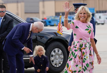 Jill Biden, el pasado 10 de agosto, con el presidente de Estados Unidos, Joe Biden, y su nieto Beau Biden detrás.