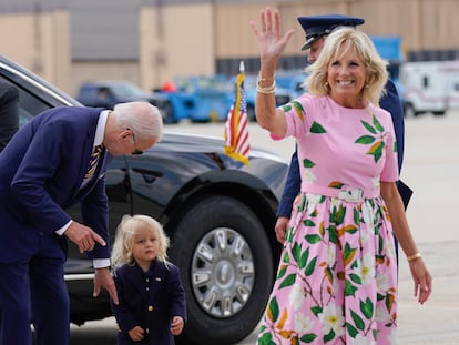 Jill Biden, el pasado 10 de agosto, con el presidente de Estados Unidos, Joe Biden, y su nieto Beau Biden detrás.