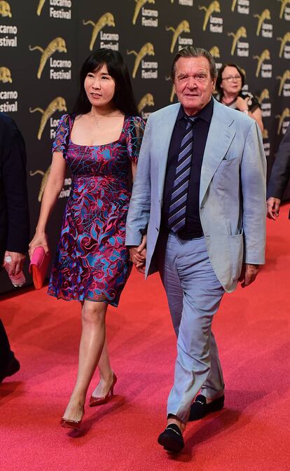 El excanciller alemán Gerhard Schroder y su esposa, Soyeon Kim during, el pasado día 9 en Locarno.