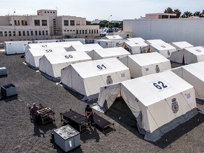 Centro de detención de migrantes (CATE) de Arrecife, junto a comisaría de la capital de Lanzarote, el pasado mes de octubre.