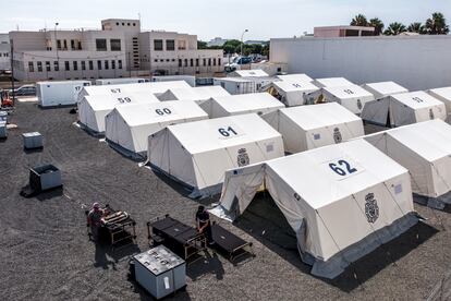 Centro de detención de migrantes (CATE) de Arrecife, junto a comisaría de la capital de Lanzarote, el pasado mes de octubre.