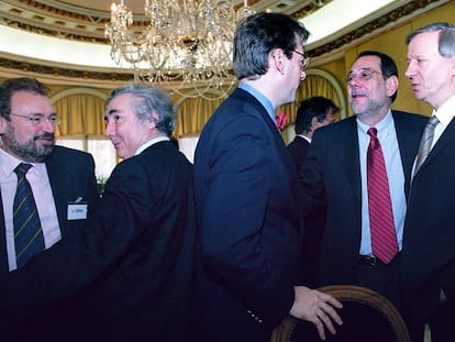 Solana (segon dreta) i Castells (segon esquerra) al debat sobre les relacions entre Europa i els EUA a Barcelona la setmana passada.