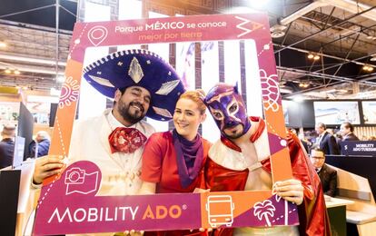 Una foto con los mariachis y guerreros del espacio de México en Fitur.