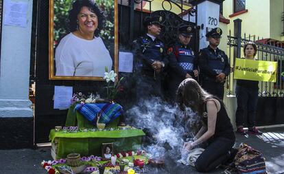 Manifestantes na embaixada de Honduras no México pelo assassinato de Berta Cáceres.