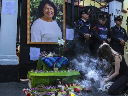 Manifestantes na embaixada de Honduras no México pelo assassinato de Berta Cáceres.