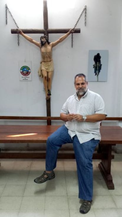 El cura Javier Baeza en la iglesia de San Carlos Borromeo, en Madrid.