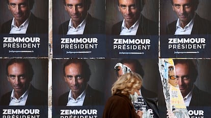 Uma mulher passa por cartazes do polemista Éric Zemmour em Paris, em 13 de outubro.