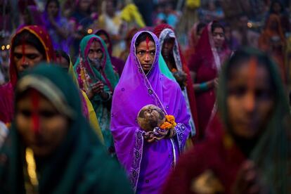 Rituales al amanecer para marcar el Chhath, festival hind de Puja, en Nueva Delhi. La clase obrera agradece al Dios del Sol, la vida en la Tierra.