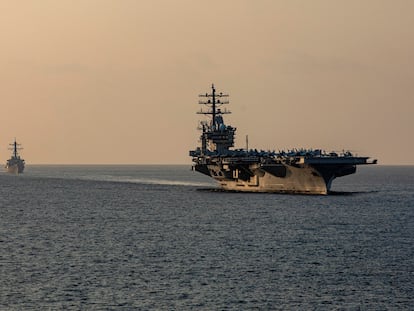 En primer plano, el portaviones estadounidense USS Eisenhower, en una foto de archivo. El Eisenhower intervino en la acción de este domingo contra militantes hutíes en Yemen.
