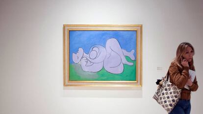 Un visitante del Museo Picasso de Málaga, junto a La siesta.