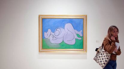 Un visitante del Museo Picasso de M&aacute;laga, junto a La siesta.