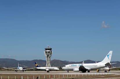 Un avión de Blue Air y uno de Ryanair, a mediados de agosto en el aeropuerto de Barcelona.