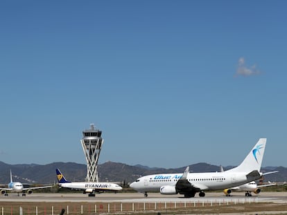 Un avión de Blue Air y uno de Ryanair, a mediados de agosto en el aeropuerto de Barcelona.