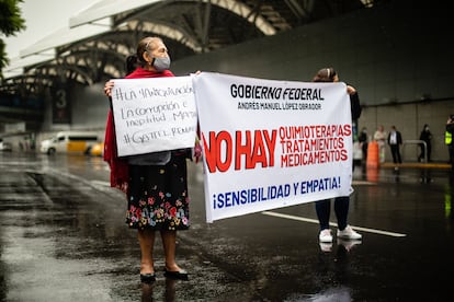 Manifestantes contra la escasez de medicamentos, en el aeropuerto de Ciudad de México