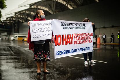 Manifestantes contra la escasez de medicamentos, en el aeropuerto de Ciudad de México