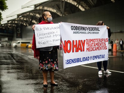 Manifestantes contra la escasez de medicamentos, en el aeropuerto de Ciudad de México