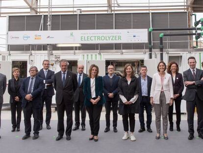 Las ministras Teresa Ribera y Reyes Maroto, junto a la presidenta balear, Francina Armengol, rodeadas de directivos relacionados con la planta de hidrógeno verde de Lloseta (Mallorca) el pasado marzo.