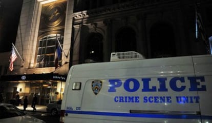 Un vehículo de la Unidad de Escena del Crimen de la Policía de Nueva York se encuentra aparcada a la entrada del hotel Sofitel donde supuestamente el director gerente del Fondo Monetario Internacional (FMI), Dominique Strauss-Kahn, atacó sexualmente a una camarera.