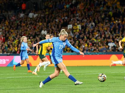 Alessia Russo remata a portería para marcar el tercer gol de Inglaterra ante Australia en la semifinal del Mundial.