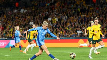 Alessia Russo remata a portería para marcar el tercer gol de Inglaterra ante Australia en la semifinal del Mundial.