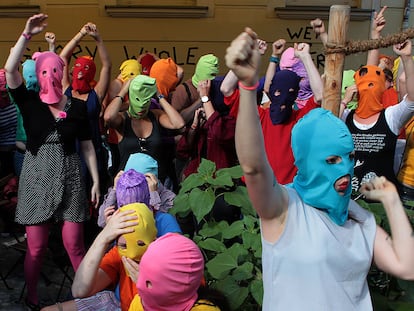 Voluntarios durante una sesión de fotos en Berlín en favor del grupo Pussy Riot en 2012. Al frente, la cantante Peaches.