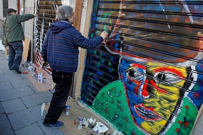 Para algunos pintores la de ayer fue su primera experiencia de arte urbano. Los pintores de la foto aseguraron que repetirán.