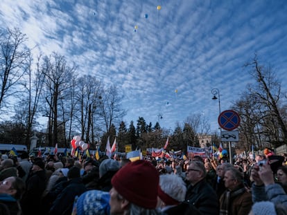 Manifestación contra la invasión de Ucrania frente a la Embajada de Rusia en Varsovia, el día 12.