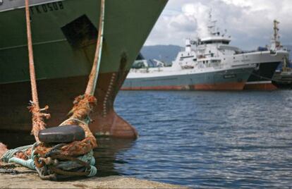 Barcos congeladores amarrados en el puerto de Vigo.