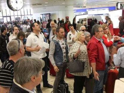 Pasajeros de un tren AVE procedente de Marsella (Francia) y con destino Madrid, que han permanecido atrapados hoy durante casi dos horas -desde las 12:30 hasta las 14:15 horas, aproximadamente-, a la entrada de la estaci&oacute;n de Sants, en Barcelona, son atendidos para ser reubicados en otros trenes.