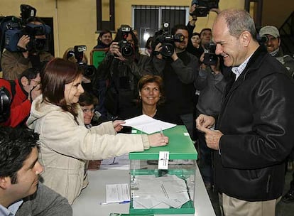 Más de seis millones de andaluces estaban convocados este domingo a votar en el referéndum sobre el nuevo Estatuto de Autonomía. En la imagen, el presidente de la comunidad, Manuel Chavez, en un colegio electoral de Sevilla.