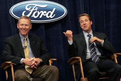 Bill Ford (derecha) y Alan Mulally atienden a los periodistas en la sede de Ford en Dearborn (Michigan).