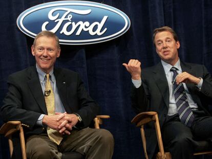 Bill Ford (derecha) y Alan Mulally atienden a los periodistas en la sede de Ford en Dearborn (Michigan).
