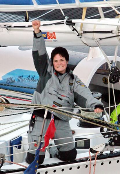 La británica Ellen MacArthur, tras batir el récord de la vuelta al mundo más rápida en vela en solitario en 2005.