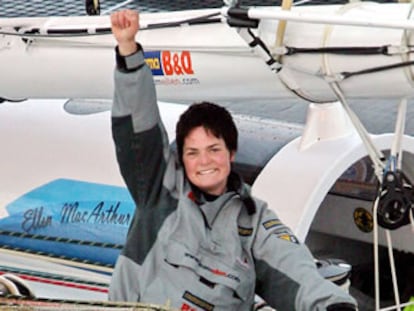 La británica Ellen MacArthur, tras batir el récord de la vuelta al mundo más rápida en vela en solitario en 2005.