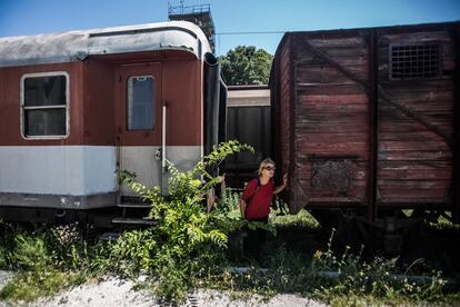 “Yo en Trieste escribo y espero a la bora”, afirma Monika Bulaj mientras pasea entre los trenes oxidados. La bora es el viento que azota Trieste y que conforma su carácter.