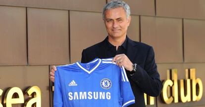 Mourinho, con la camiseta del Chelsea.