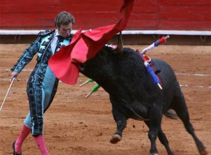 El diestro mexicano El Payo con su primer toro de la tarde, que culminó a hombros por la puerta grande.