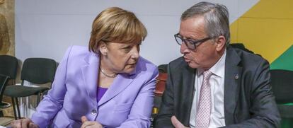 La canciller alemana Angela Merkel y el presidente de la Comisión Europea Jean-Claude Juncker.