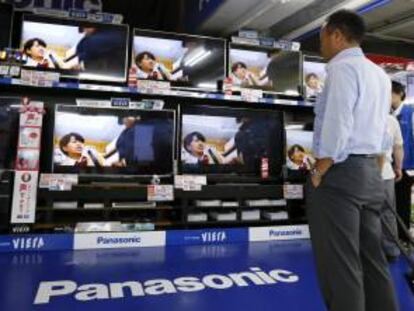 Un cliente observa las pantallas de plasma y LCD de Panasonic en una tienda en Tokio (Japón). EFE/Archivo