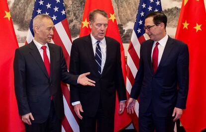 El vice primer ministro de China Liu He junto al secretario del Tesoro de Estados Unidos Steven Mnuchin (d) y el representante de Comercio estadounidense Robert Lighthizer (c).