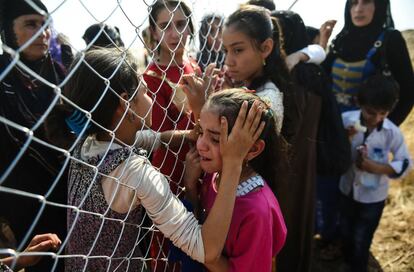 Desplazados iraquíes que huyeron de Mosul se reúnen con sus familiares, que llegaron en 2014 al campo de refugiados de la zona Khazer.