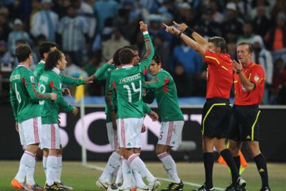 Los jugadores mexicanos discuten con los árbitros en el partido de octavos contra Argentina.