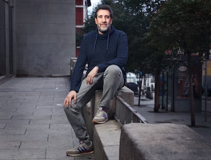 El periodista Daniel Campos, autor del libro 'Guerrilla Lavapiés', posa en este barrio madrileño el pasado 19 de marzo.