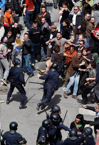 Los vecinos han criticado esta mañana que los agentes de la Policía Nacional protegieran el derribo, mientras la Delegación del Gobierno ponía un recurso para paralizarlo. En la imagen, antidisturbios cargan contra un grupo de manifestantes.