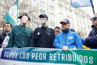 Varios de los manifestantes con caretas de Pedro Sánchez y Carles Puigdemont. 