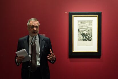 Hartwig Fischer, ya exdirector del British Museum, ante una litografía de 'El grito' en 2019.